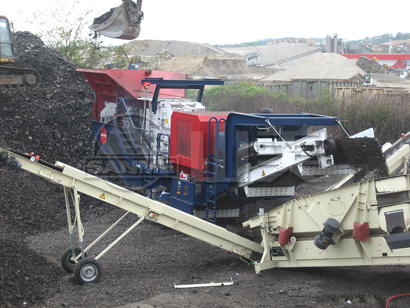 履帶式移動(dòng)破碎機(jī)對(duì)比輪胎式移動(dòng)破碎機(jī)有什么優(yōu)勢(shì)？