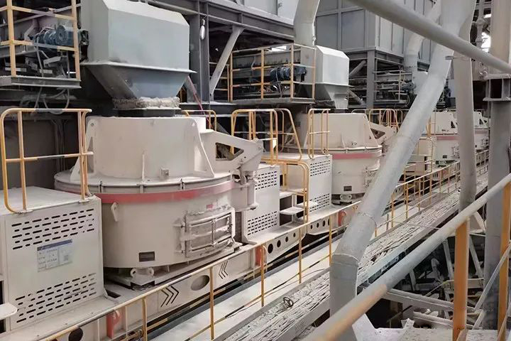 制砂機(jī)運(yùn)行時(shí)抖動(dòng)的原因深度剖析及對(duì)策 制砂機(jī)運(yùn)行時(shí)抖動(dòng)的原因深度剖析及對(duì)策